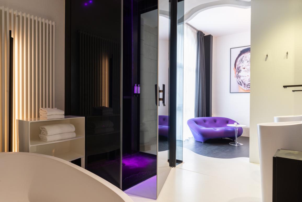 photo-canape-violet-la-suite-sozo-hotel